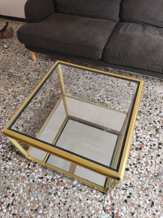 Mesa de centro de cristal, espejo y metal dorado.