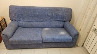 Sofá de tela azul