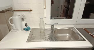 Mueble de cocina blanco, con pila y grifo