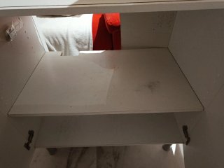 Mueble de cocina blanco, con pila y grifo