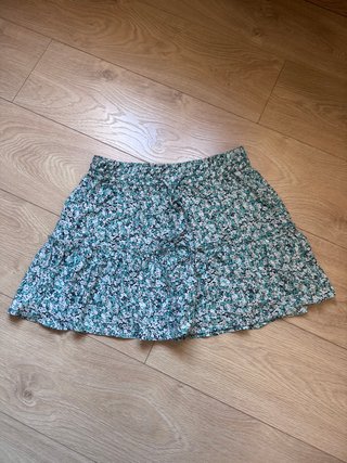 Falda Zara flores verde y blanco