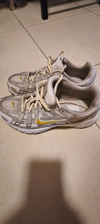 Zapatillas Nike Blancas y Amarillas