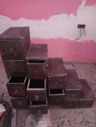 Mueble de madera con cajones hecho a mano
