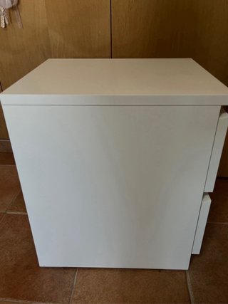 Mesita de noche blanca de madera