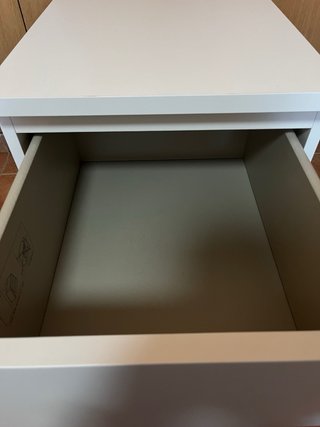 Mesita de noche blanca de madera