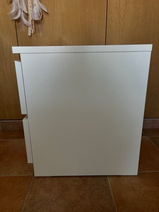 Mesita de noche blanca de madera