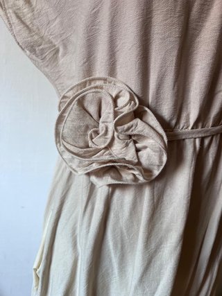Vestido largo beige con detalle floral