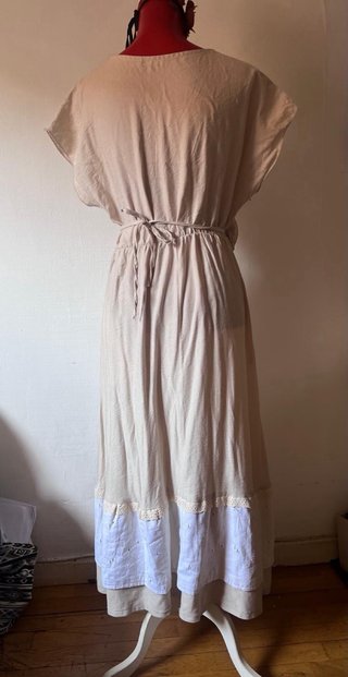Vestido largo beige con detalle floral
