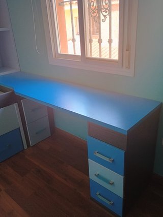 Escritorio juvenil azul con cajones