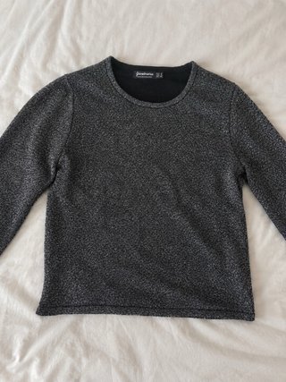 Top Stradivarius manga larga plateado
