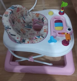 Andador infantil rosa con juguetes