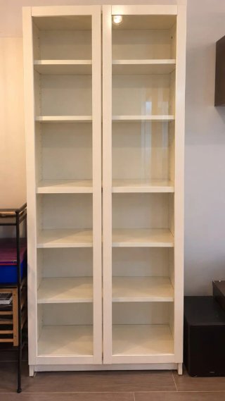 Armario blanco con puertas de cristal