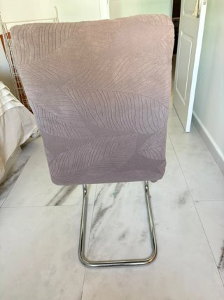 Son Cuatro Sillas de comedor con patas de acero