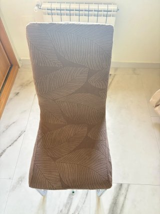 Son Cuatro Sillas de comedor con patas de acero