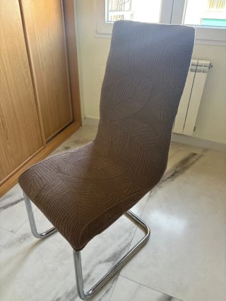 Son Cuatro Sillas de comedor con patas de acero