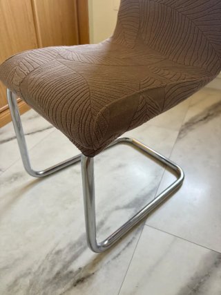 Son Cuatro Sillas de comedor con patas de acero