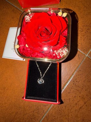 Cofanetto con Rosa Stabilizzata e Collana
