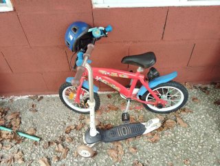 Bicicleta y patinete infantil con luces