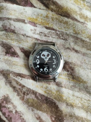 Reloj de pulsera con calavera
