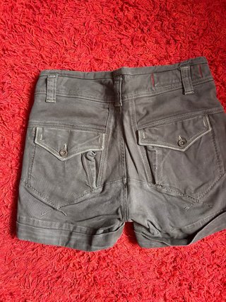 Pantalón corto precioso talla 27 equivale 37 -38