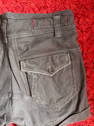 Pantalón corto precioso talla 27 equivale 37 -38