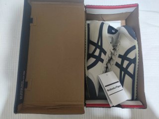 Zapatillas Onitsuka Tiger Beige y azul marino.