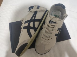 Zapatillas Onitsuka Tiger Beige y azul marino.
