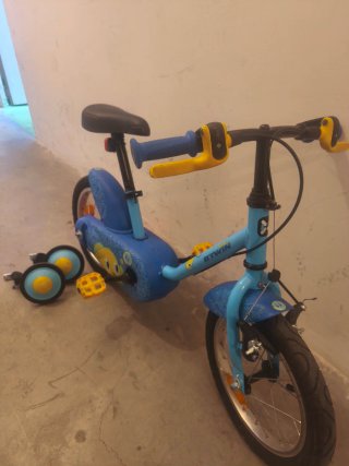 Bicicleta Infantil Azul Decathlon con Ruedines