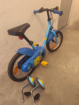 Bicicleta Infantil Azul Decathlon con Ruedines