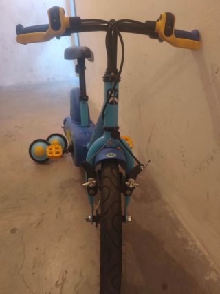 Bicicleta Infantil Azul Decathlon con Ruedines