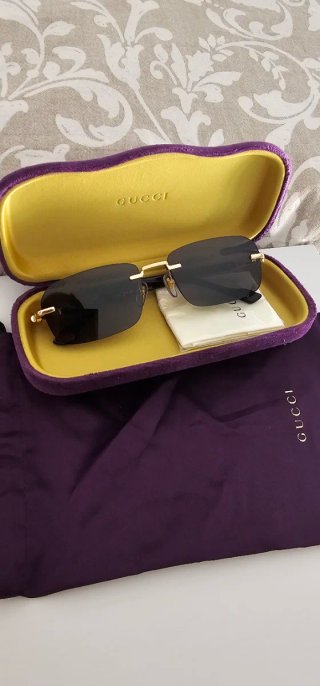 Gafas de sol Gucci negras y doradas