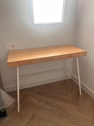 Escritorio madera bambú y metal blanco
