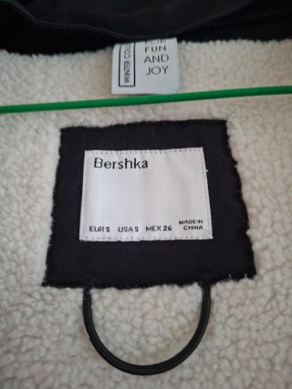 Abrigo corto Bershka negro