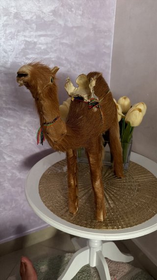 Figura de camello de piel auténtica