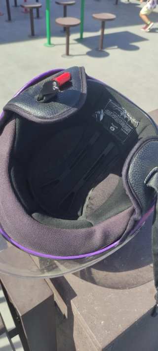 Casco de moto morado con visera