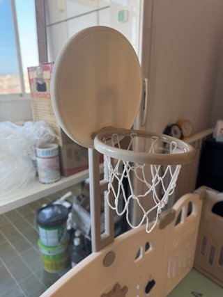 Parque infantil grande con baloncesto