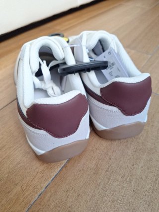 Zapatillas deportivas grises y blancas talla 42