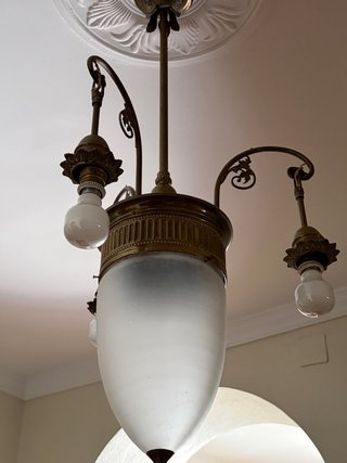 Lampara antigua de bronce/laton, tulipa de cristal