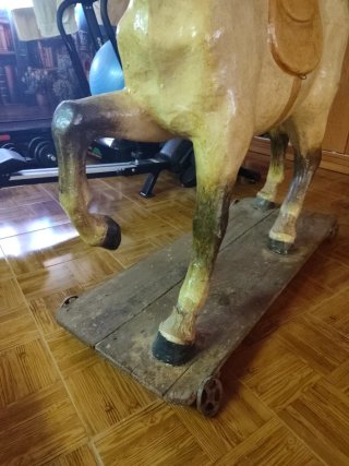 Caballo Antiguo de Cartón Piedra