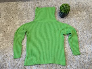 Jersey de punto canalé verde lima cuello alto