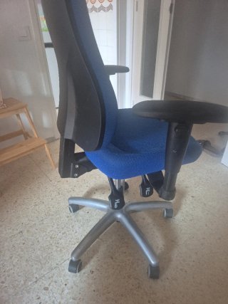Silla de oficina ergonómica azul