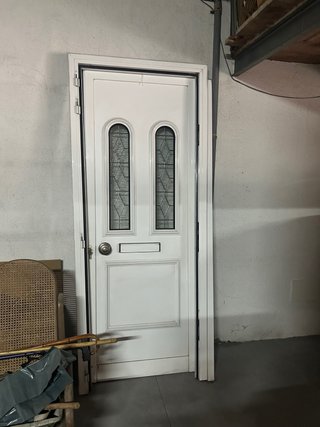 Puerta de aluminio blanca con cristal