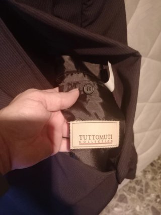 Traje Negro con una fina raya blanca
