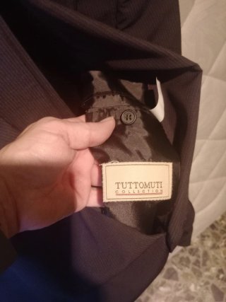 Traje Negro con una fina raya blanca