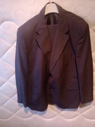 Traje Negro con una fina raya blanca