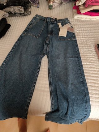 Pantalón ancho azul con tachas