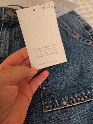 Pantalón ancho azul con tachas