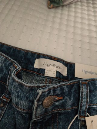 Pantalón ancho azul con tachas