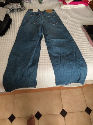 Pantalón ancho azul con tachas