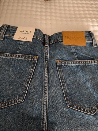 Pantalón ancho azul con tachas